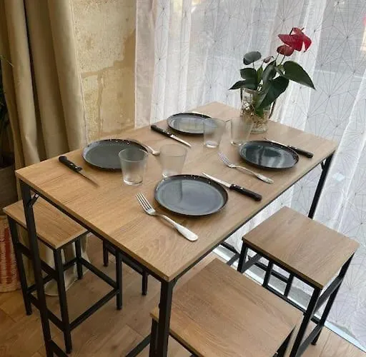 En Face De La Gare Saint Jean